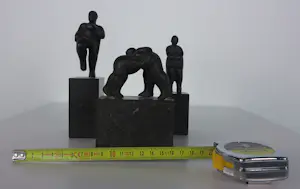 Jan Pieter Leeuwenburgh - Set van drie bronzen beeldjes, Hardloper, Worstelaars en Zwanger kopen? Bied vanaf 300!