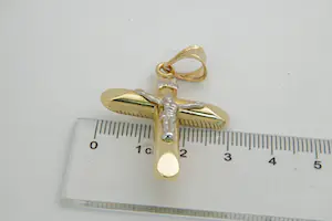 26 - Mooi bewerkte en zo goed als nieuwe 14 karaat bi-color gouden kruis hanger kopen? Bied vanaf 150!