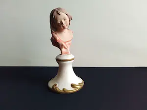 Niet of onleesbaar gesigneerd - 2 capodimonte beelden van jonge dames kopen? Bied vanaf 1!