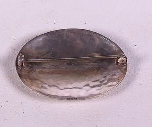 Zilveren broche met pons patroon. kopen? Bied vanaf 1!