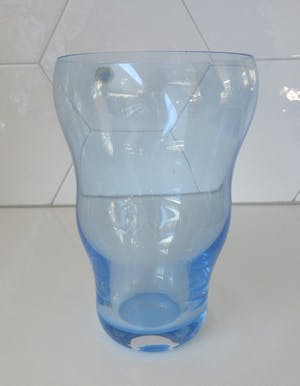 Niet of onleesbaar gesigneerd - Lichtblauwe Moderne kristallen vaas uit Bohemen kopen? Bied vanaf 10!