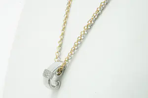 Acheter61 - Bi colour gouden 14 karaats dubbele collier met witgouden diamanten hanger? Enchérissez de 360!