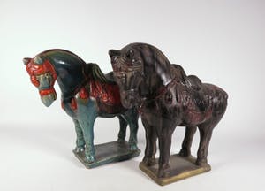 Niet of onleesbaar gesigneerd - Aardewerk, Twee polychroom beschilderde paarden kopen? Bied vanaf 10!