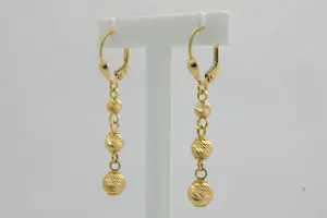 11 - Een sierlijk paar 18 karaat geel-gouden oorhangers met balletjes kaufen? Bieten Sie von 245!