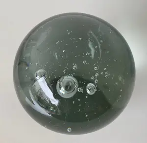 Niet of onleesbaar gesigneerd - Twee glazen Presse Papiers Uncontrolled Airbubbles kopen? Bied vanaf 1!