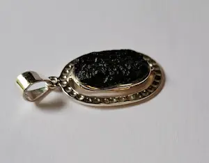 Nieuwe zilveren hanger met ruwe peridot kopen? Bied vanaf 60!