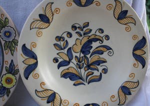 Niet of onleesbaar gesigneerd - Drie Prachtige Keramische Zeer Oude Borden gemaakt in Talaverda (Spanje) en Ver kopen? Bied vanaf 1!