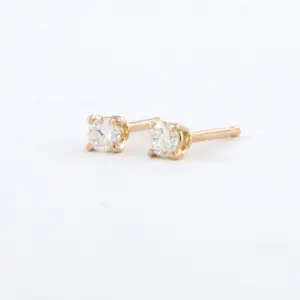 18k rosé gouden solitair oorknoppen bezet met briljant geslepen diamant kopen? Bied vanaf 290!