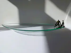 Corry Ammerlaan - 'In Balans' - Schaal met bronzen figuren - Glas, Brons kopen? Bied vanaf 1!