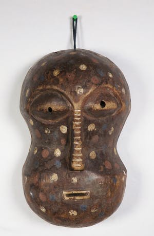 Ngbaka - Houten apenmasker met gekleurde stippen kopen? Bied vanaf 1!