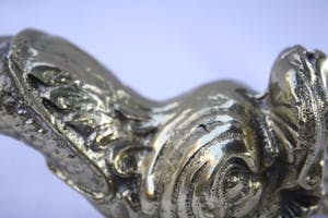 Niet of onleesbaar gesigneerd - Fraaie Oude Bronzen Vuur Vergulde Deur Klopper in Mythische Stijl. kopen? Bied vanaf 1!