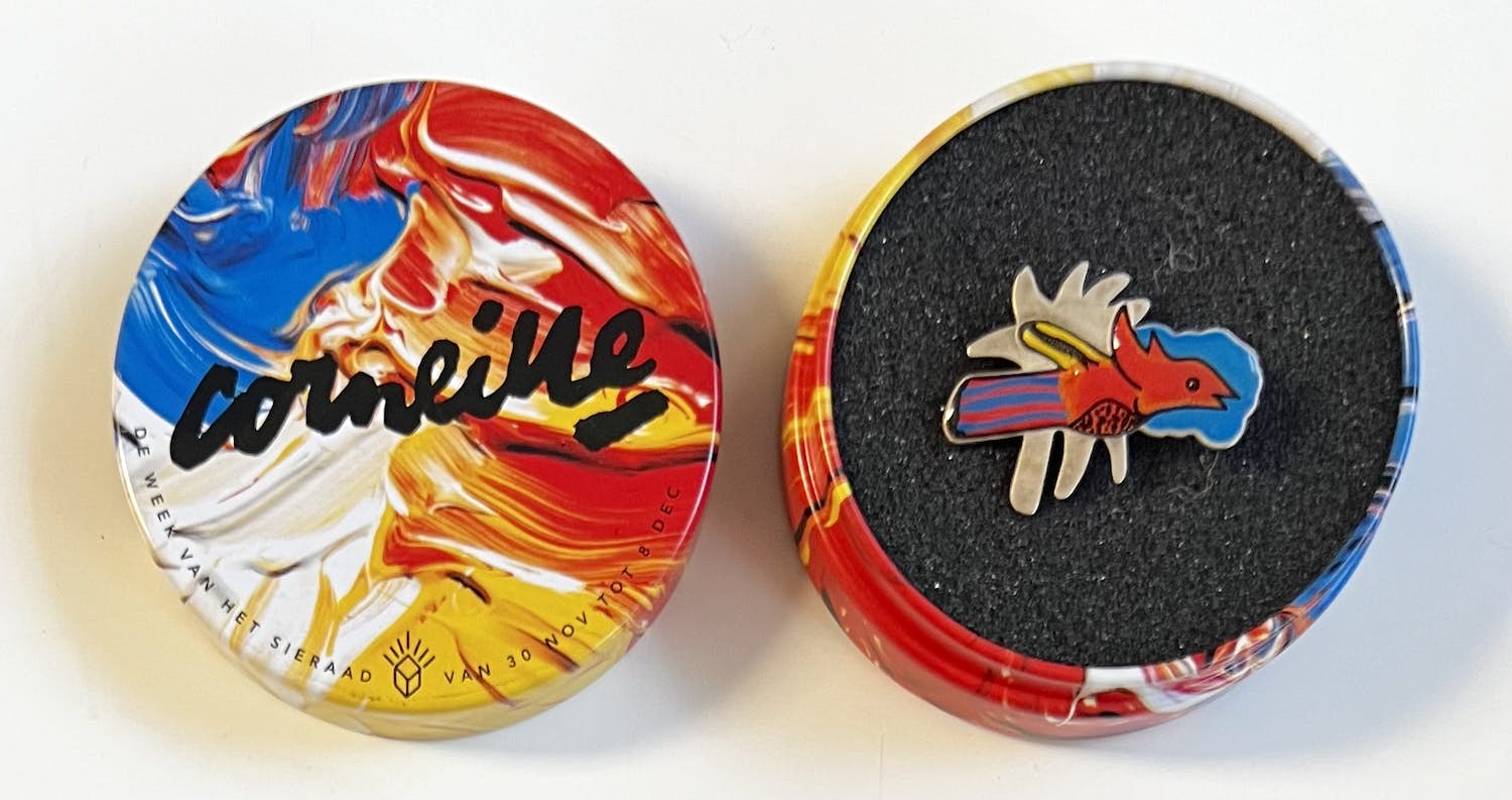 Corneille - PIN'S De rode vogel Gegraveerde signatuur 2002 verkocht voor € 1!