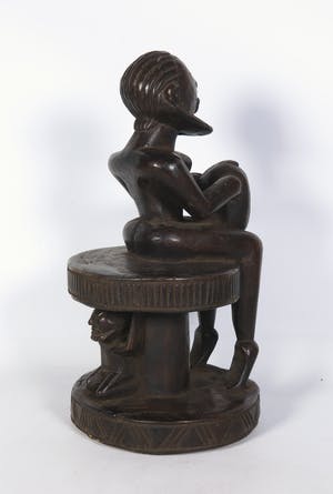 Dogon - Houten beeld van man op kruk met een watervat kopen? Bied vanaf 1!