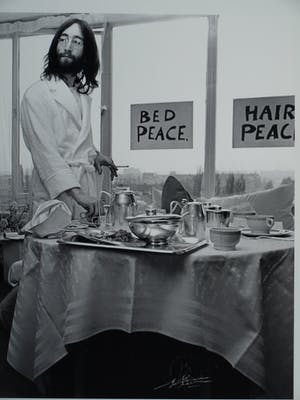 Nico Koster - Foto, John Lennon & Yoko Ono - Hilton Hotel tijdens de 'Bed-in for Peace' in '69 kopen? Bied vanaf 150!