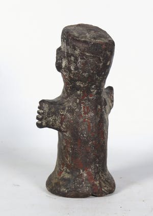 Niet of onleesbaar gesigneerd - Oude handpop van versteend materiaal met rood pigment kopen? Bied vanaf 1!