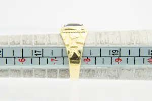 105 - Mooi bewerkte 18krt geelgouden ring met blauwe middensteen - kleine maat kopen? Bied vanaf 225!