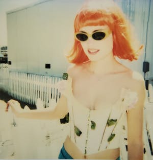 Stefanie Schneider - RADHA STANDING AT FENCE, signiert und nummeriert kopen? Bied vanaf 300!