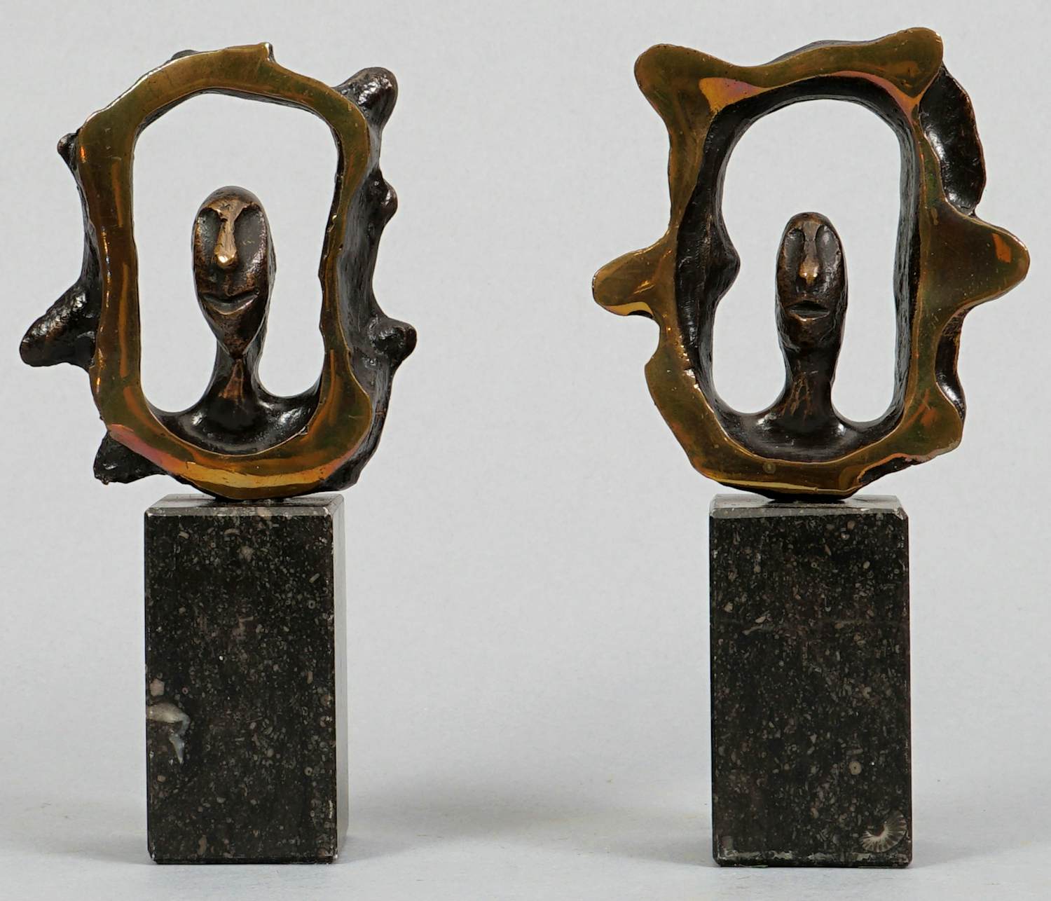 Buy Jo Ramakers - Sculptuur: Twee beelden van koppen in opengewerkt brons? Bid from 450!