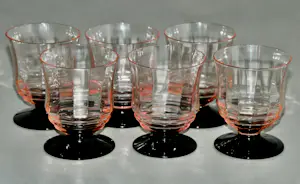 Niet of onleesbaar gesigneerd - Eyecatcher - 6 Zeer zeldzame zachtroze Art Deco glazen - Verrerie Doyen kopen? Bied vanaf 1!