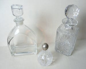 Niet of onleesbaar gesigneerd - 3 massive Glaskaraffen, eine mit Silbermontierung am oberen Rand kopen? Bied vanaf 1!