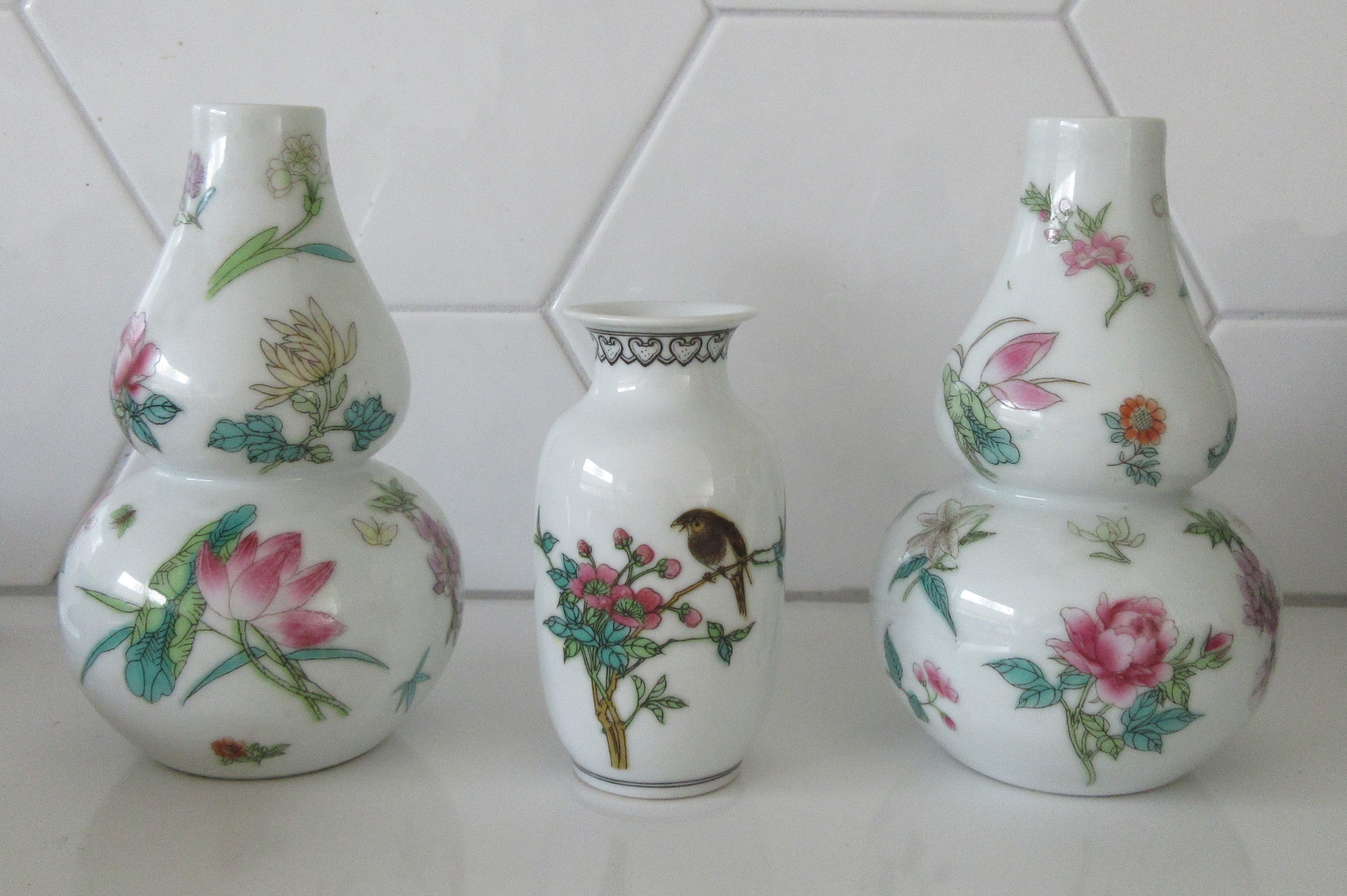 Niet of onleesbaar gesigneerd - Drie Chinese porseleinen Famille Rose vaasjes verkocht voor € 1!