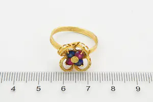 6 - Aparte opengewerkt & bloem-vormige 18 Krt geel gouden ring met kleurstenen kopen? Bied vanaf 190!