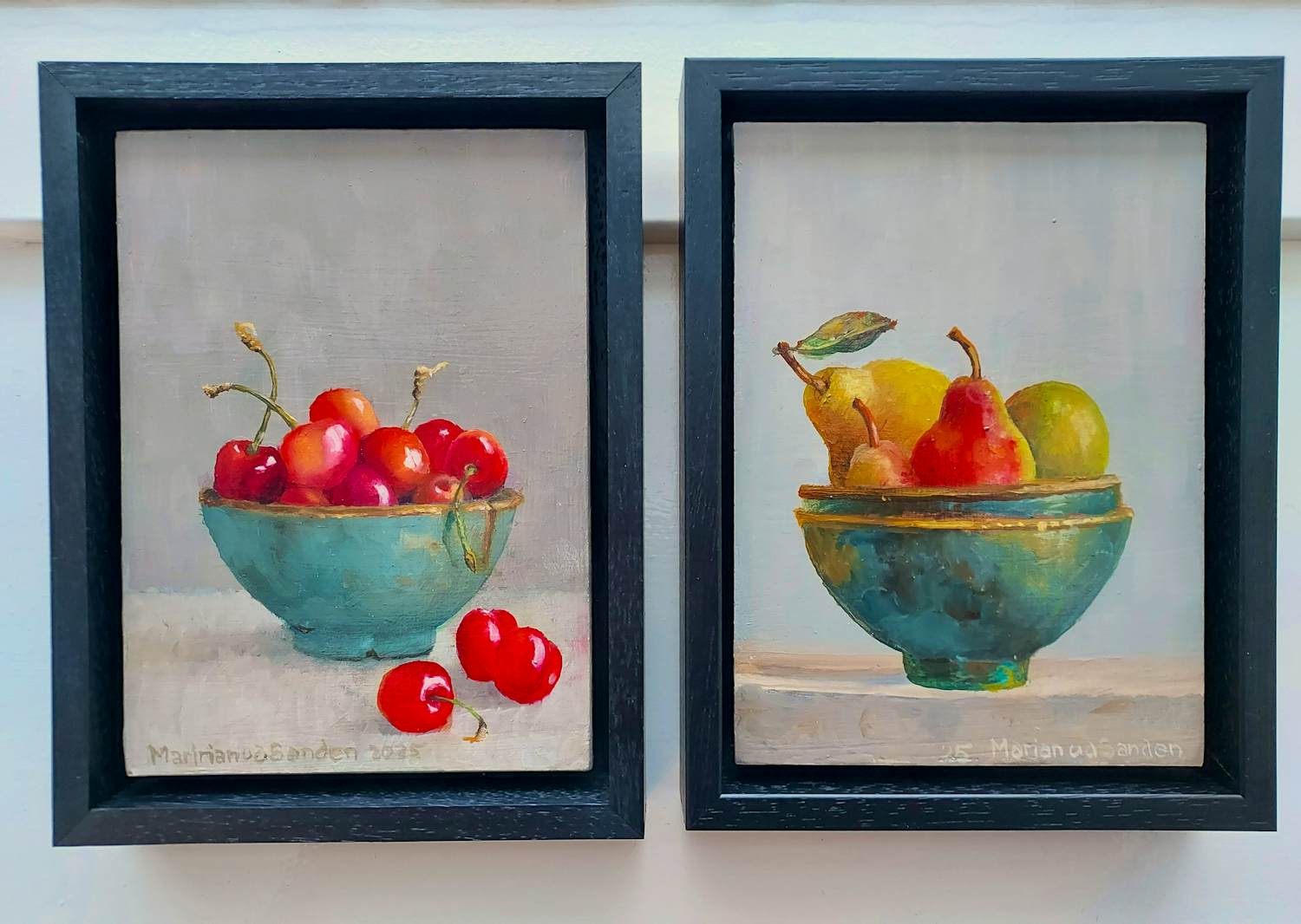 Marian van der Sanden - 2x stilleven Schaaltje kersen en schaaltje peren kopen? Bied vanaf 320!