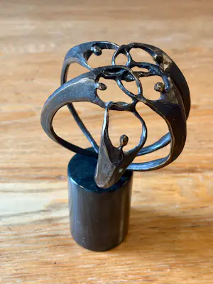 AcheterCorry Ammerlaan - Brons sculptuur getiteld "Samenwerking", rustend op een zwarte marmeren sokkel? Enchérissez de 45!