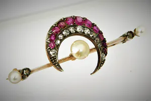 Bwgg halve maan Broche Cushion / Bolsjewiek diamant & robijn kopen? Bied vanaf 160!