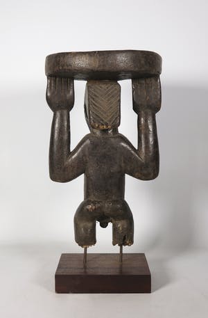 Luba - Hout, Kruk gedragen door een staand mannenfiguur kopen? Bied vanaf 1!