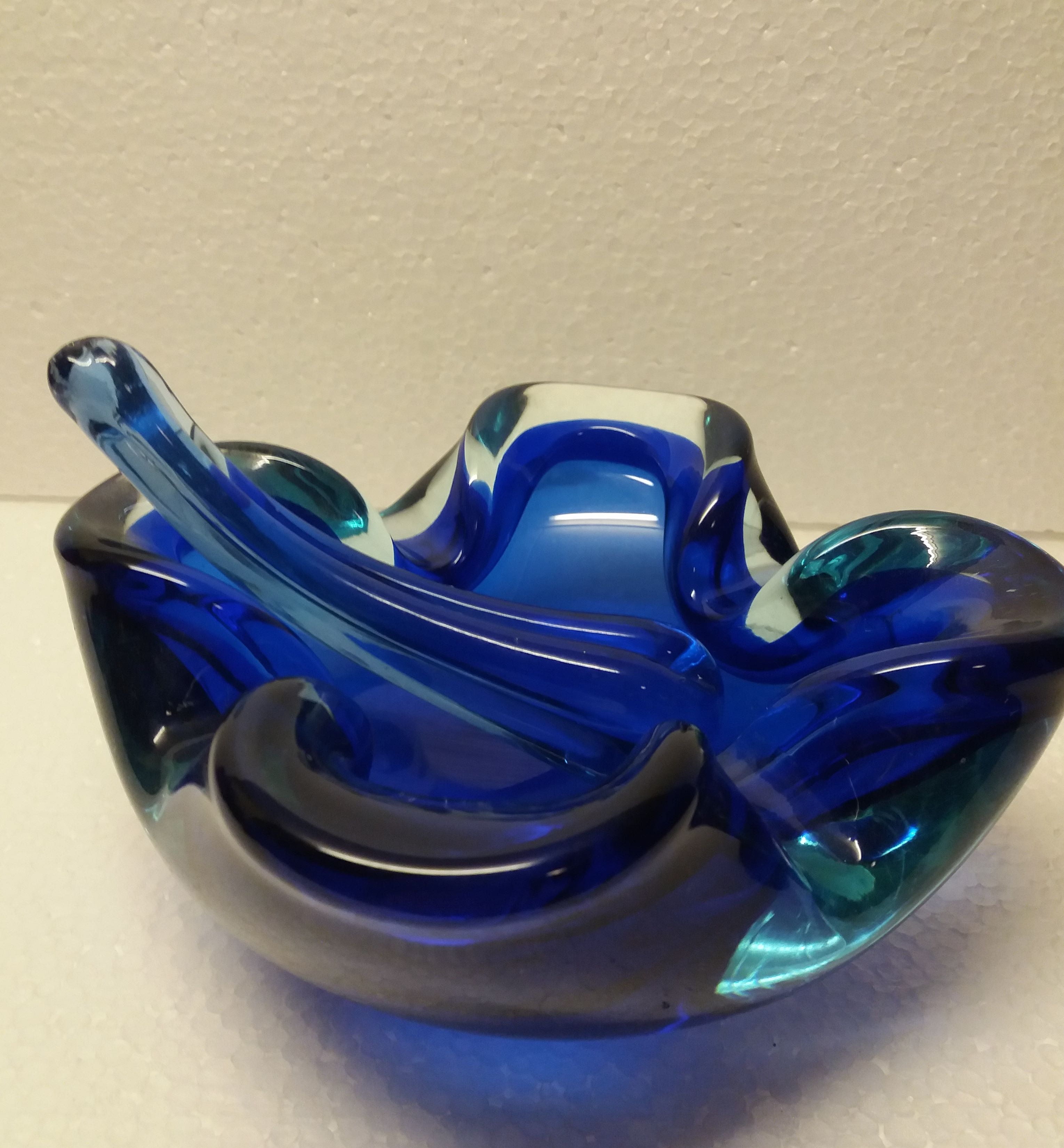 Niet of onleesbaar gesigneerd - onleesbaar signatuur Mooie glazen asbak met stamper kobalt blauw uit jaren '60 kopen? Bied vanaf 1!