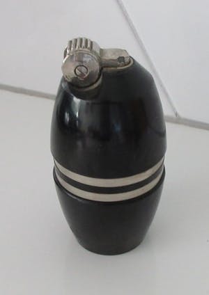 Niet of onleesbaar gesigneerd - Poppell Bakelieten vintage fifties gasaansteker kopen? Bied vanaf 10!
