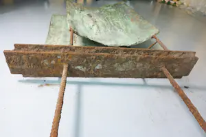 Kiny Copinga - Groot en zwaar bronzen reliëf-beeld in twee delen voor in de tuin, Familie kopen? Bied vanaf 1000!