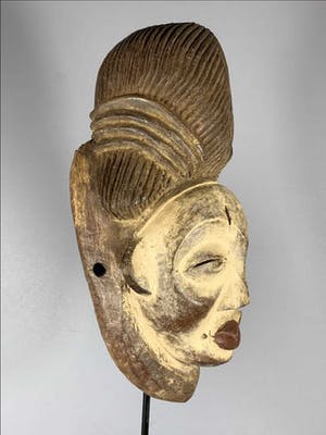 Punu - Tribal used Old African female mask from the Punu - Gabon. kopen? Bied vanaf 35!