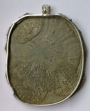 Niet of onleesbaar gesigneerd - Zilveren hanger met pyrietzon kopen? Bied vanaf 10!