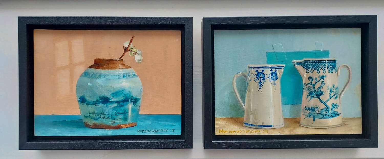 Marian van der Sanden - 2x stilleven oud chinees gemberpotje met sneeuwbesjes en twee kannetjes kopen? Bied vanaf 395!