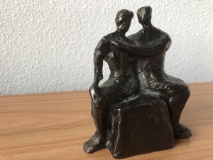 Corry Ammerlaan - Zwaar bronzen beeldje " Twee verliefde mensen op een bankje " kopen? Bied vanaf 35!