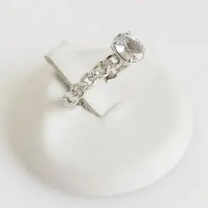 Acheter0,90 ct saffier- en diamanten ring? Enchérissez de 450!