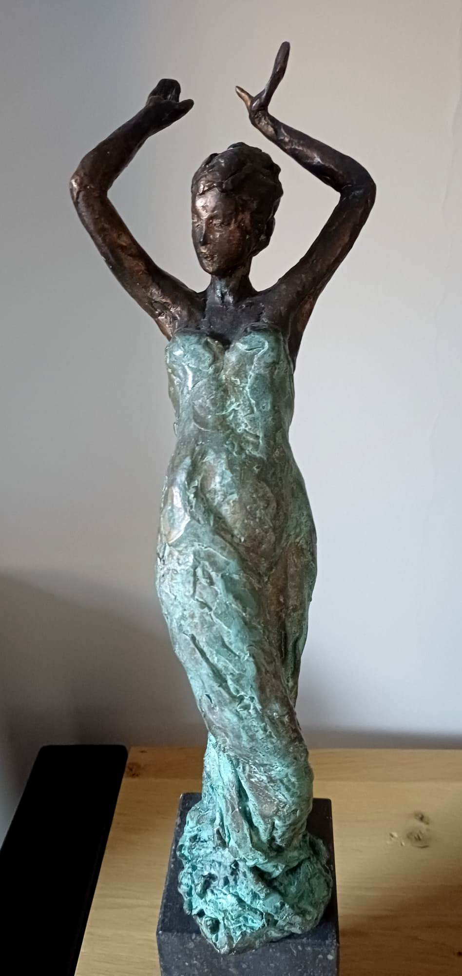 Marianne Houtkamp - Bronzen sculptuur: danseres kaufen? Bieten Sie von 1250!