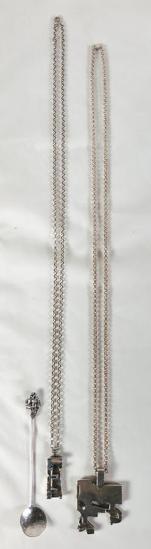 Ton van den Hout - Lot zilver (925) - Twee colliers met hangers en een lepel kopen? Bied vanaf 100!