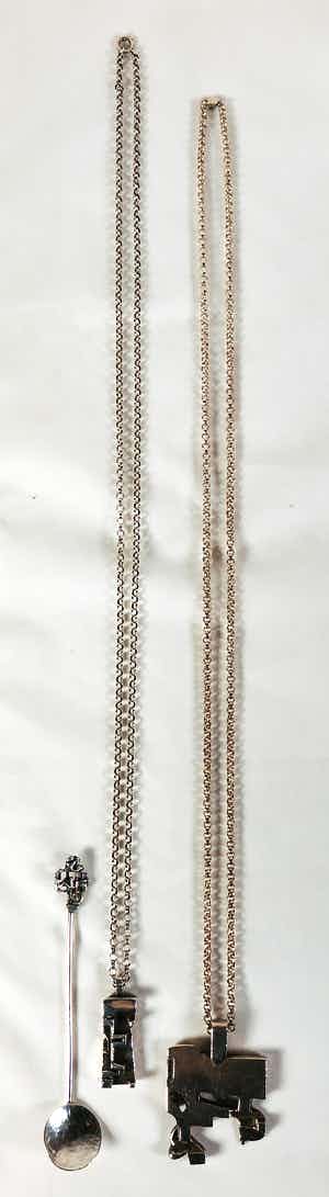 Ton van den Hout - Lot zilver (925) - Twee colliers met hangers en een lepel verkocht voor € 100!