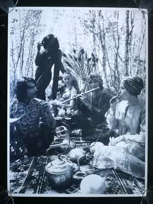 Niet of onleesbaar gesigneerd - Hippies. Sixties. Naakt. verkocht voor € 1!