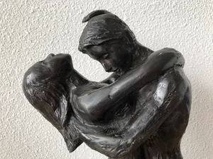 Niet of onleesbaar gesigneerd - Groot beeld " VERLIEFD STEL " kopen? Bied vanaf 1!