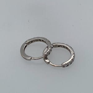 18kt witgouden creolen met simulant diamant, 2,87gr kopen? Bied vanaf 125!