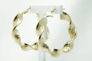 Acheter65 - 14 karaat geelgouden paar holle oorringen gedraaid model met meander motief? Enchérissez de 290!