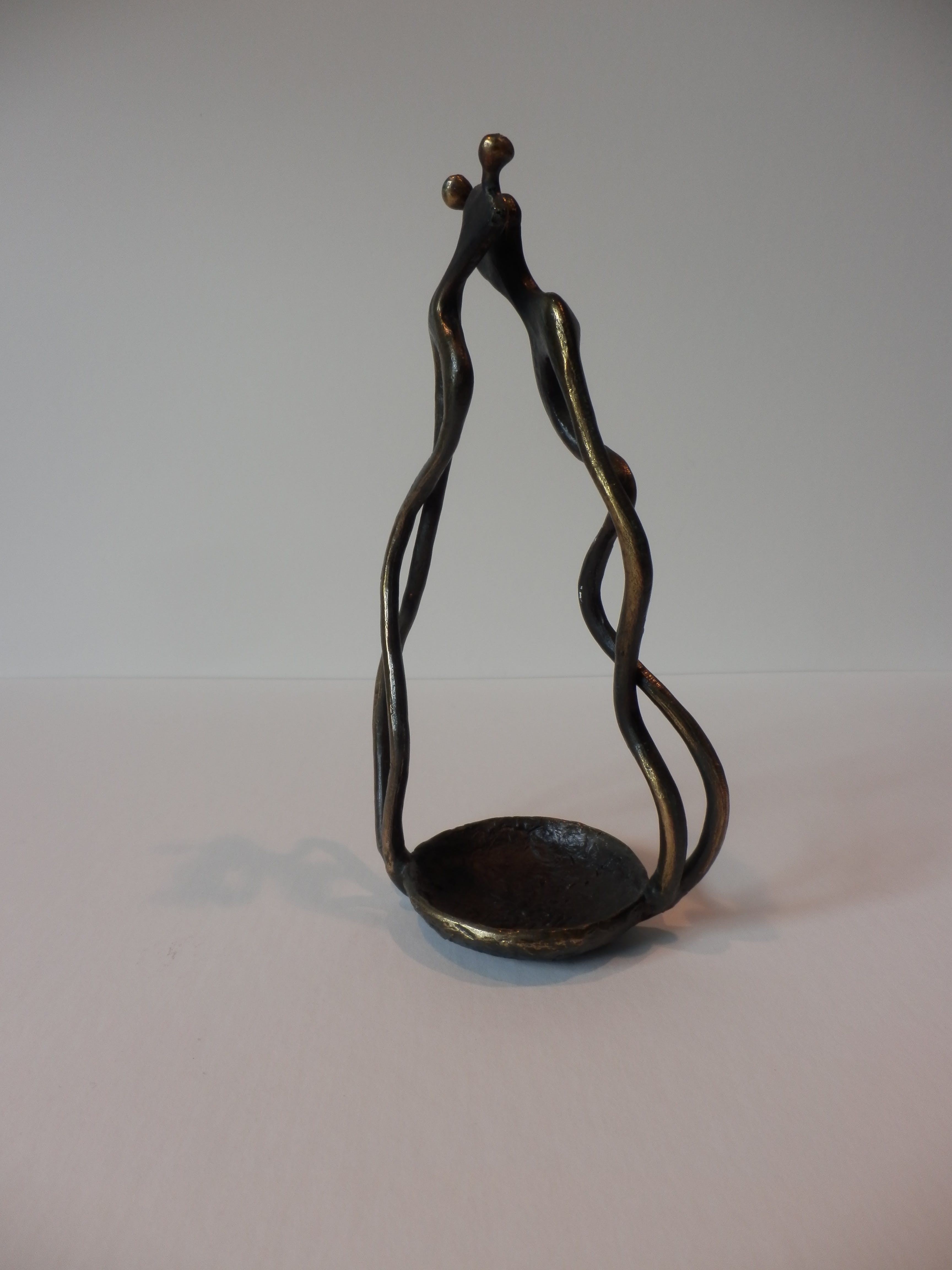 Niet of onleesbaar gesigneerd - BRONZEN - BEELDJE ,, EMBRACEMENT,,  kopen? Bied vanaf 1!