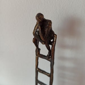 Corry Ammerlaan - Verbronsd sculptuur op sokkel; De Denkende Mens. kopen? Bied vanaf 1!