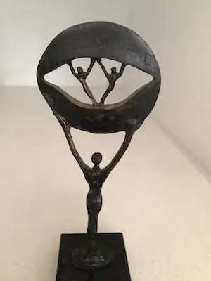 Corry Ammerlaan - Sculptuur “ Elkaar op handen dragen “ kopen? Bied vanaf 1!