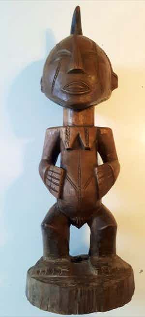 Niet of onleesbaar gesigneerd - TABWA - Hout - Gehurkte vrouwenfiguur verkocht voor € 10!