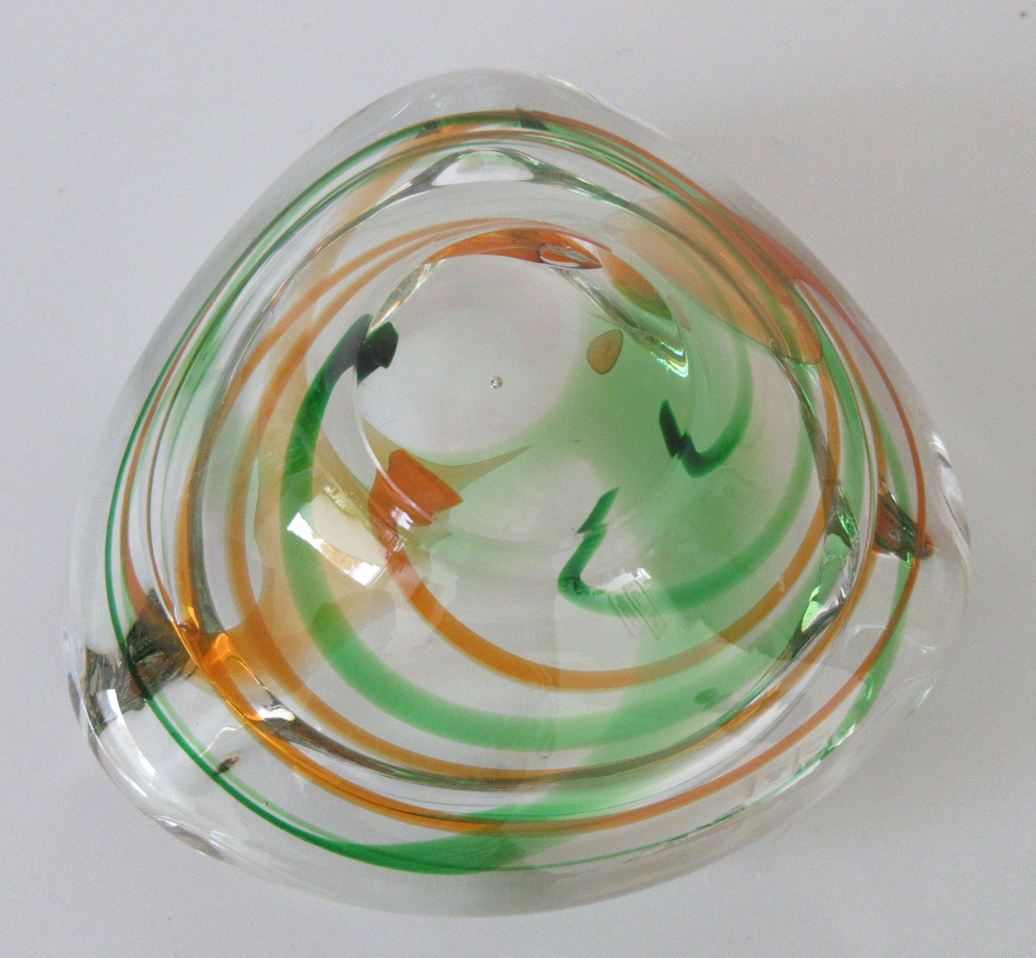 Max Verboeket - Kristalunie Maastricht - Blank kristallen asbak met groene en oranje slingers kopen? Bied vanaf 22!